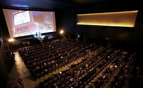 رکورد ۲۳ ساله مخاطبان سینما شکسته شد / فروش فیلم ها